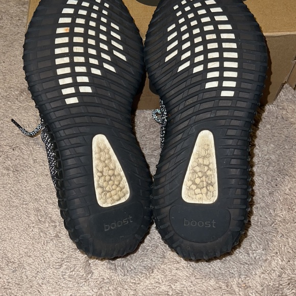 Yeezy Boost 350V2 BLCKRF - Picture 5 of 6